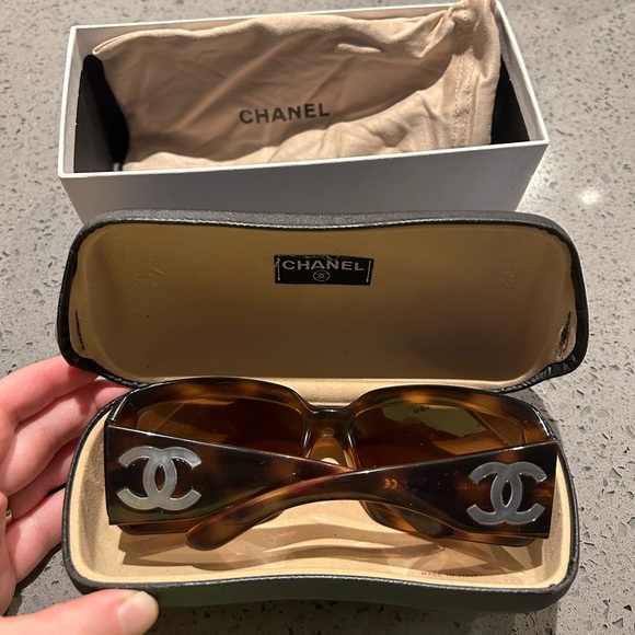 Chanel Tortoise Mother Pearl Accent Sunglasses - Picture 3 of 7